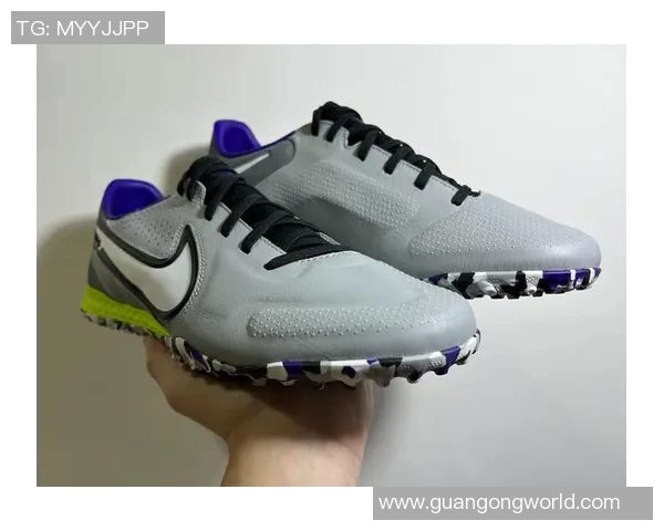 传奇球星与经典足球鞋的巅峰对决见证绿茵场永恒荣耀 传奇球星与经典足球鞋的巅峰对决见证绿茵场永恒荣耀