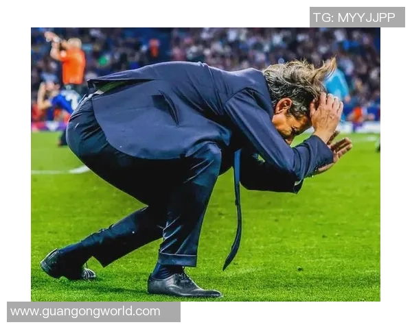 当顶级足球球星遇上社交恐惧展现赛场外最真实的孤独与挣扎