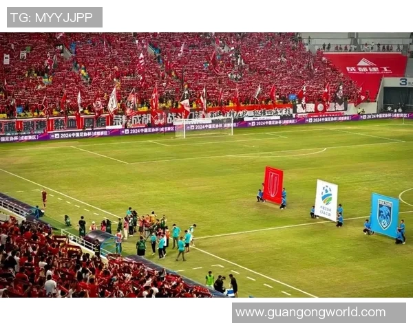 足球传奇同框再现昔日风采 老球星重聚场上激荡回忆 足球传奇同框再现昔日风采 老球星重聚场上激荡回忆