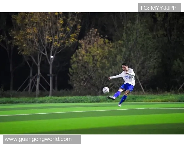 足球球星巧妙踩球瞬间展现完美技艺与控球能力的精彩时刻